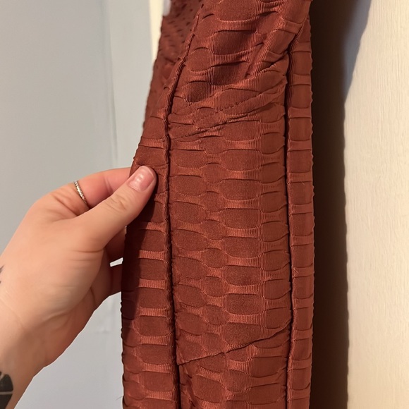 Burnt orange enhancing leggings, no size tag - Picture 4 of 5